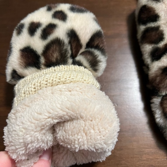 CC Leopard Convertible Mittens - Picture 5 of 7